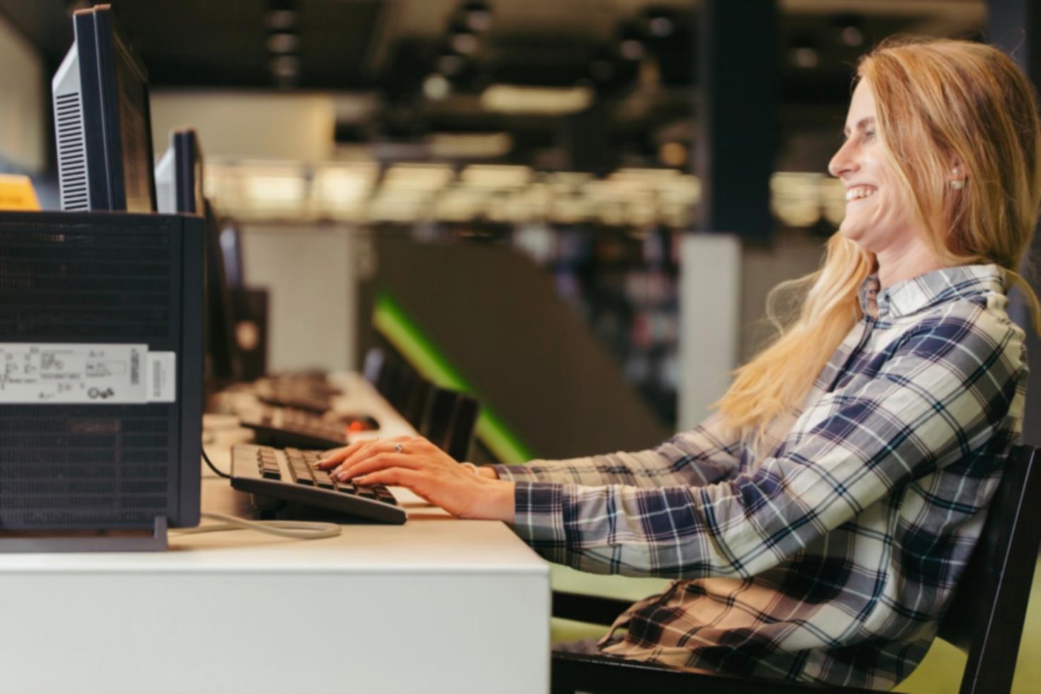 Profesionales en finanzas trabajando en equipo
